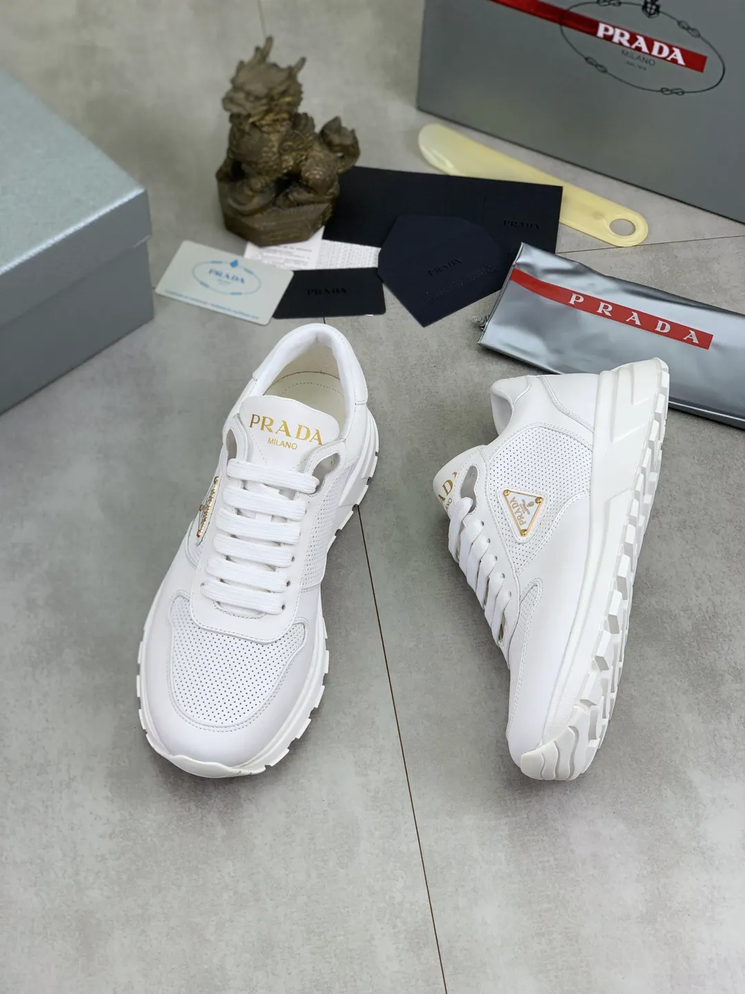 Men's shoes 💰P520 new (higher version) new PRADA (Prada) classic models are on the market at the same time, new men's shoes, 😘fabrics are selected from original imported calfskin. First layer of imported cowhide lining. The original version is awesome! 👍🏿Original open-molded non-slip PU outsole, with exquisite lines, simple and elegant, super comfortable and classy on foot, suitable for leisure travel. Code number: 38-45 (46 customized) 2️⃣ colors available
